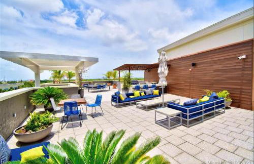 City Condo in Midtown Wynwood with pool and parking - Foto 12