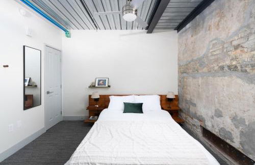 Spacious Luxury 2BR Apt Near Fiserv with Parking - Foto 11