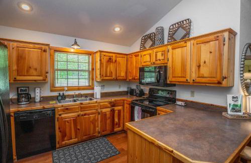 Riverfront Little Red Cabin, Hot Tub, World-class Trout Fishing, Views & Boat Access - Photo 7