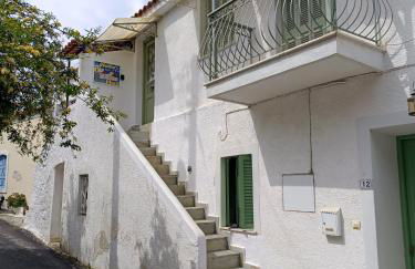 Nadia's Place - Photo 2