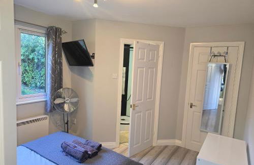 The Reading Chalet and gardens, suitable for contractors - Photo 5