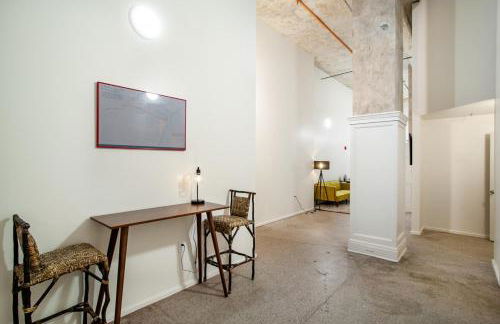 Historic Downtown Loft with Modern Flare - Foto 21