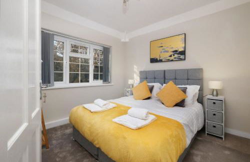Family-Friendly 4-Bed near Parks & Transport Links - Foto 1