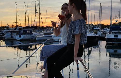 Y-Knot-Two Bedroom Luxury Motor Boat In Lymington - Foto 32