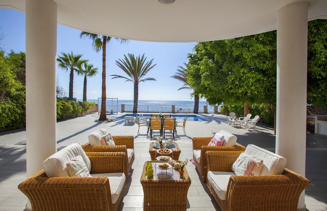 Sunset Beachfront Villa Meneou - Foto 1