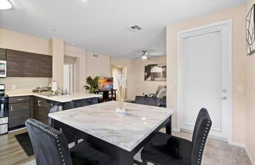 Lovely & coxy 2BR/2BA! 5MIN to Disney! - Photo 36