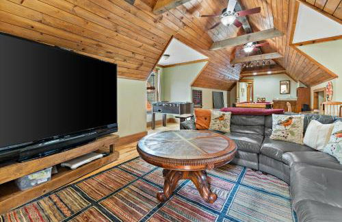 Lakefront Retreat Luxury Home with Private Dock - Photo 40