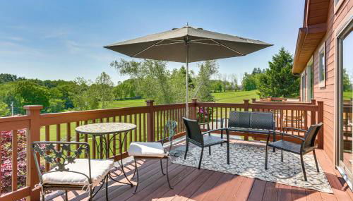 Walk to Bethel Woods Family Home with Deck and Views! - Foto 2