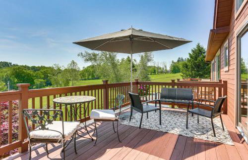 Walk to Bethel Woods Family Home with Deck and Views! - Foto 2