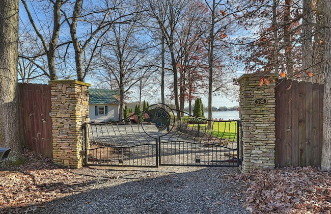 Bear Creek Lodge by Avantstay Lakefront + Dock - Photo 39