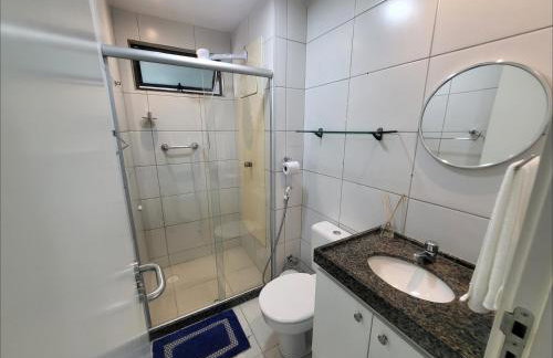 Confortável apartamento com 2 quartos, sendo um suíte, varanda, ampla sala, cozinha área de serviço e banheiro social - Foto 11