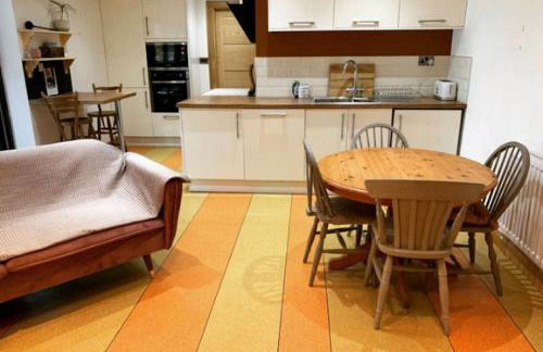 Annie the Annex, A self contained home from home fully equipped space with street parking - Foto 13