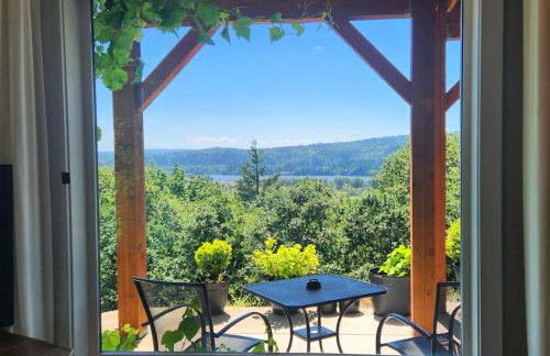 River & Garden View Suite of Kalama Oaks Lodge - Photo 2