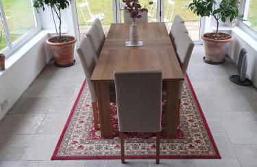 Large private home with small lake and garden - Photo 35