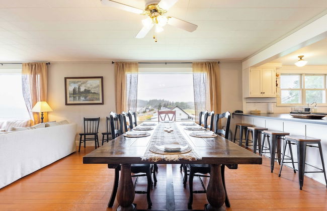 Private Beach Access + Water Views! Sleeps 18, Historic 6bdr Farmhouse w/ Deck - Foto 12