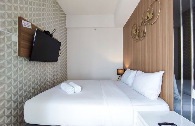 Fancy And Nice 1Br With Extra Room At Amartha View Apartment - Photo 1