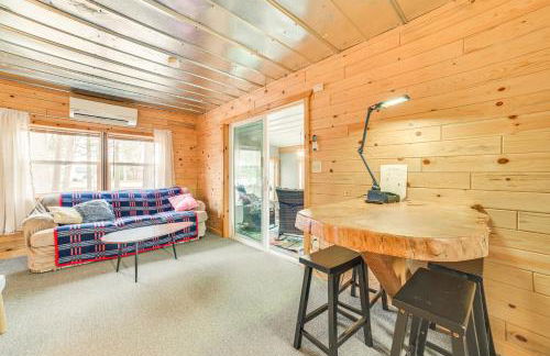 Oscoda Cabin with Charcoal Grill Walk to Lake Huron - Foto 5