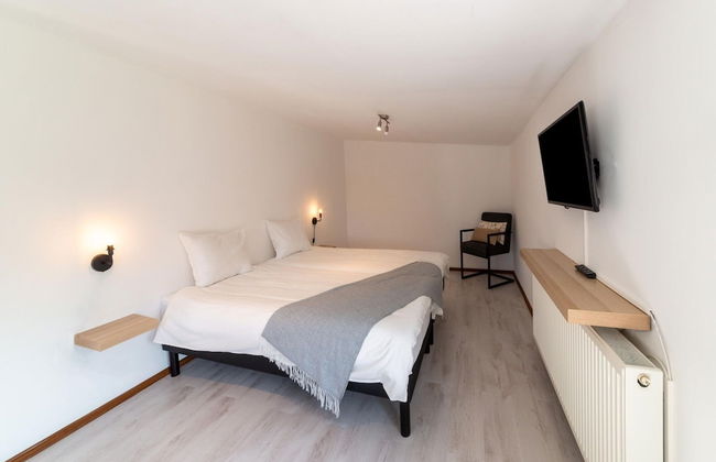 Spacious Villa With Tennis - Photo 6