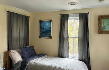 New Leeds listing Near Graces diner and Hudson! - Foto 5