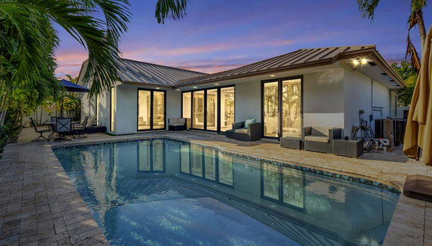 Lynoras Luxe Estate 3 bedroom 3 bath with Modern Design and Heated Pool - Foto 2, Profilbild