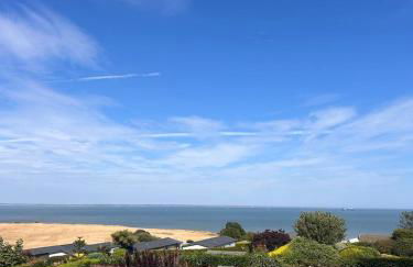 Clifftop Coastal Retreat - Accessible Pet Friendly Sea View - Sleeps 8 - Perfect for Contractors and Long Stays - Foto 3