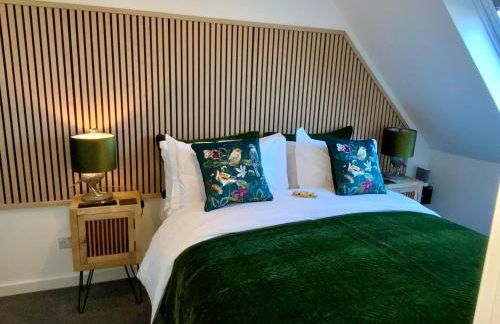 THE HIDEAWAY - LUXURY SELF CATERING COASTAL APARTMENT with PRIVATE ENTRANCE & KEY BOX ENTRY JUST A FEW MINUTES WALK TO THE BEACH, SOLENT WAY WALK, SHOPS and many EATERIES & BARS - FREE OFF ROAD PARKING,FULL KITCHEN, LOUNGE,BEDROOM , BATHROOM & WI-FI - Foto 14