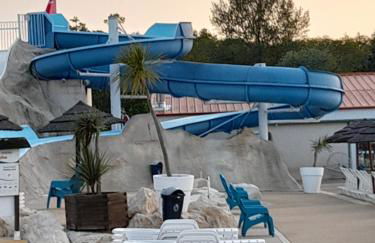 Mobil home camping les Charmettes 4 étoiles les MATHES en Charente Maritime prés du ZOO de la Palmyre 8 personnes tout confort 3 chambres 2salles de bains 2 WC Lave linge lave vaisselle Climatisation bien situé - Foto 22