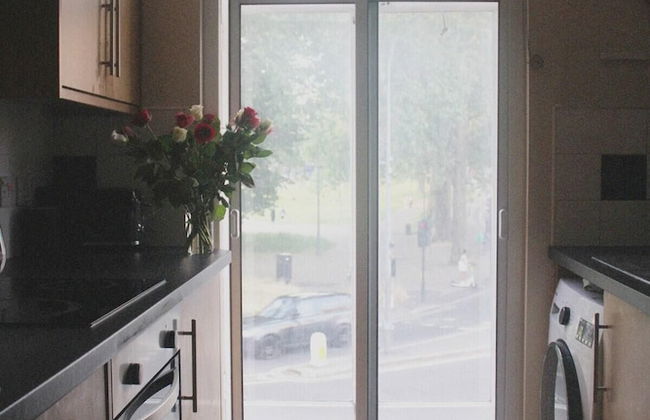 London Gem - Chic Apartment Retreat - Photo 7