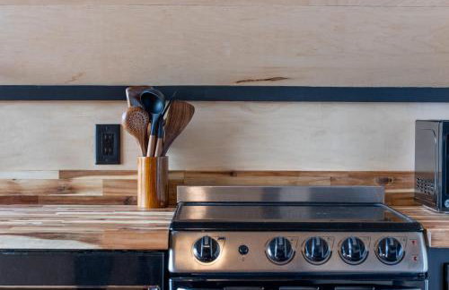 Designer A-Frame Treehouse with hot tub on river - Foto 14