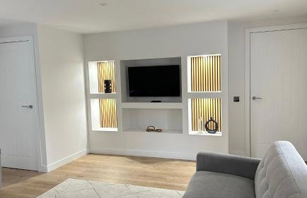 FLOUR MILL HOUSE at PITKERRO MILL, 4 double bedrooms, TVs, 3 en-suite, separate shower, wc, fully equipped kitchen, games room, large family lounge, private parking, WiFi, private garden and courtyard, long stay rates available through Honeycomb Hosts - Foto 14