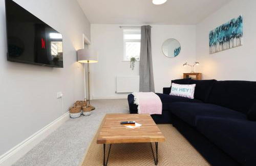 Modern 3 Bed - M4 ACCESS - Wi-Fi - Photo 6