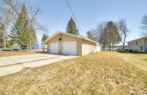 Deck and Scenic Views Lakefront Cottage in Hale! - Foto 30