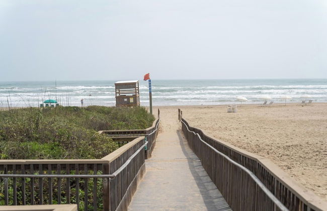 Modern Retreat, Block to Beach w Pool & Balcony - Foto 30