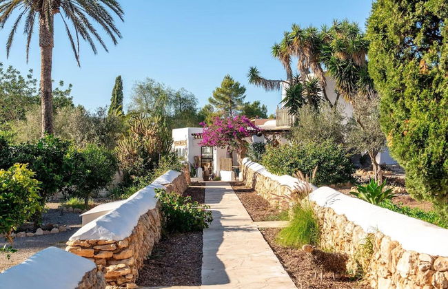 Traditional Villa With Garden - Photo 33