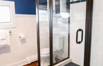 1820 House - VT Charm + Modern Comforts + Hot Tub - Foto 23