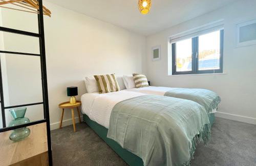 Exceptional 3 bedroom home in Penzance~New~Seaside - Photo 13