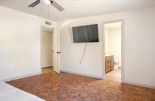 l NEW l 5BR 3BTH Large and Modern Home l Central LOC l 1 ACRE lot - Foto 8