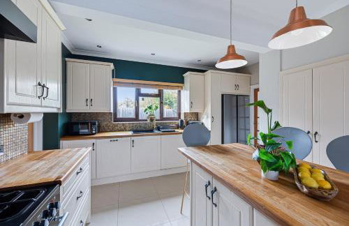 Meadow House with Driveway Parking, Spacious Garden, Fast Wifi and Smart TVs by Yoko Property - Foto 24