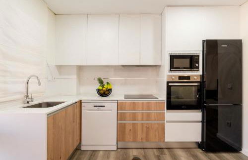 Spacious & Stylish Flat with Garage by HostWise - Foto 5