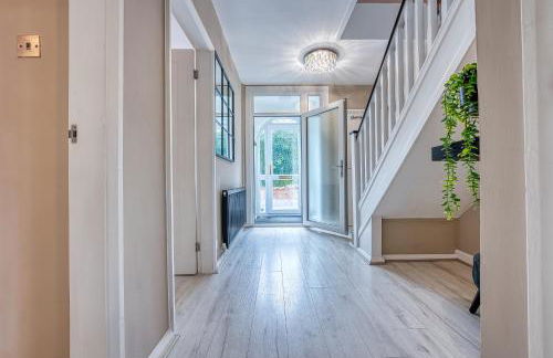 Elegant 5 Bed House - Sleeps 9, Central Solihull, NEC, JLR, HS2, Resorts World, Airport Business and Leisure Stays, - Foto 21