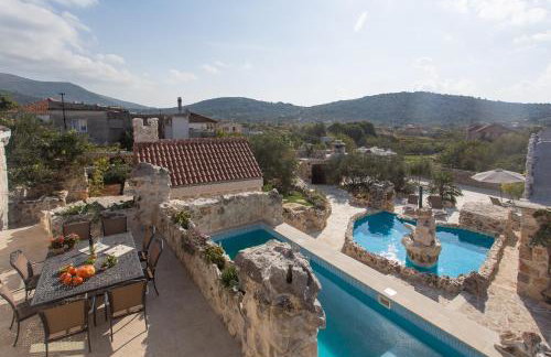 Stonehouse Marina - Estate With A Two Private Pools - Photo 3