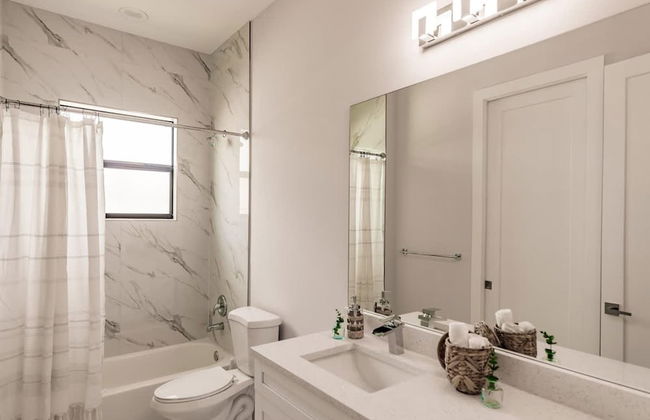 Luxurious Naples 4BR w Pool by Vanderbilt Beach - Photo 43