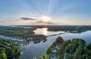 Tranquil Lakefront Carriage House with Dock - Foto 33