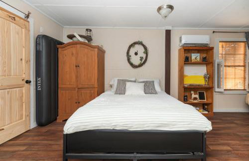 Cabin close to FL Caverns! Hot Tub, WI-FI, & Firepit - Foto 13