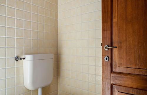 Tranquil Village Stay with Fireplace - Photo 31