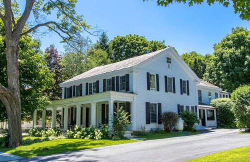 Picture Postcard Mansion in Manchester Village - Foto 1