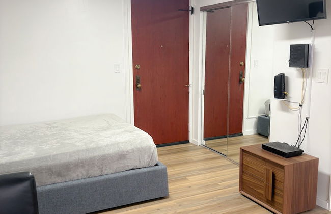 Renovated Modern & Minimalist Century City Studio Condo by RedAwning - Foto 3