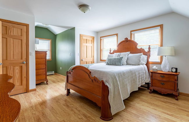 Family Fun Oasis Hot Tub Steam Room Pool Stream Firepit Games - Foto 58