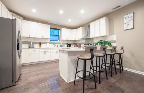 Near Downtown-2 En-Suites - Garage - Sleeps 9 - Foto 16