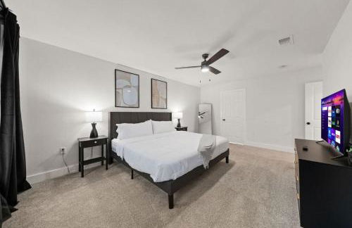 Spacious 6 Bed House near Airport, Pet-Friendly, Close to AFB - Photo 19